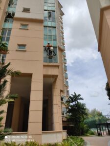 Re-sealant to curtain window via Rope access technician
